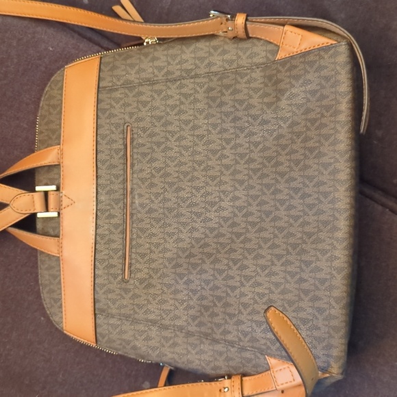 Medium size Michael Kors Bagpack never used - Picture 2 of 3